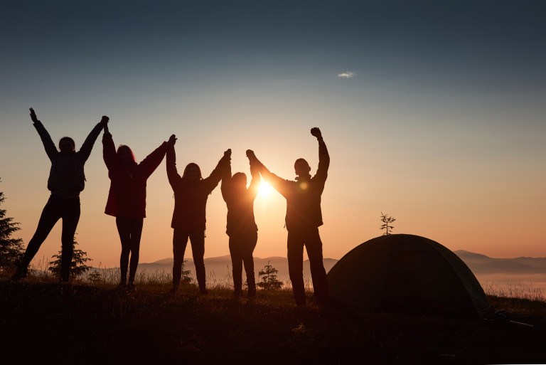 Groupe de randonneurs au sommet de la montagne