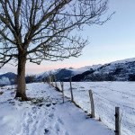 Paysage de montagne enneigée raquettes luchon